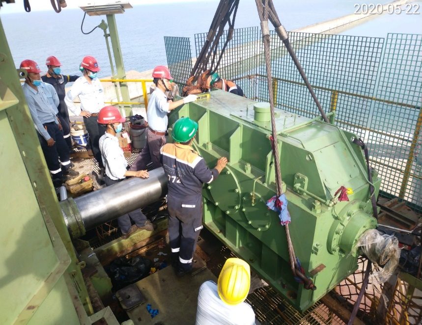 Kỹ sư Long River bảo dưỡng hộp số thiết bị cảng