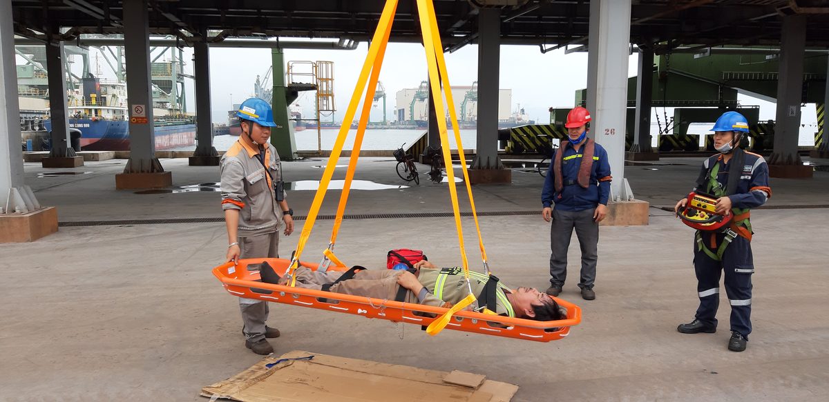 Diễn tập sơ cấp cứu và ứng cứu sự cố tại cảng
