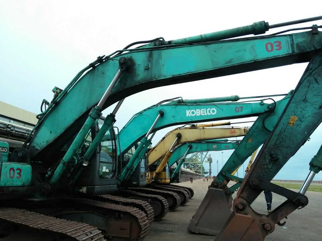 Dàn máy xúc đào phục vụ làm hàng rời trong hầm tàu và kho bãi