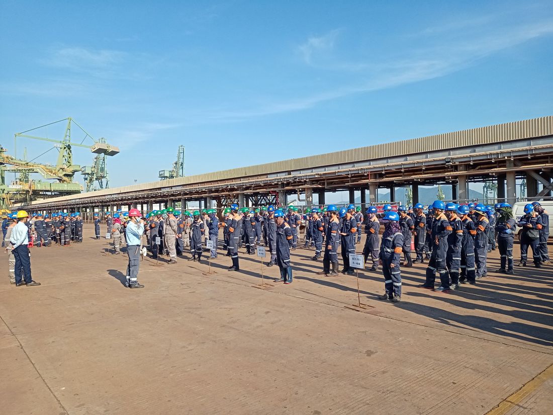 Đội ngũ nhân sự vận hành tập trung đầu ca tại cảng