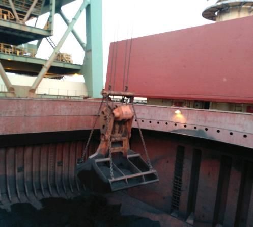 Gầu ngoạm Ship Unloader làm hàng rời trong hầm tàu