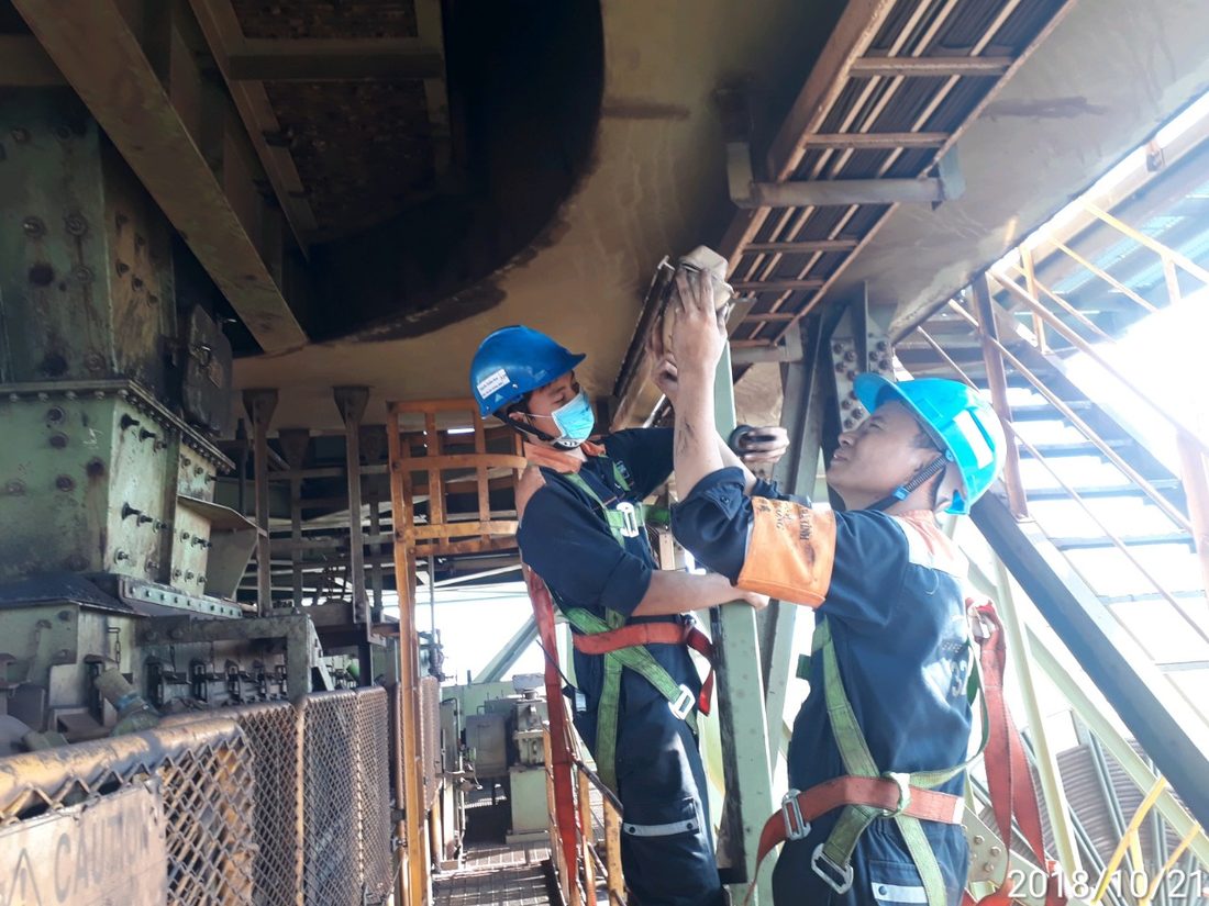 Kỹ sư Long River bảo dưỡng thiết bị trên cao với dây an toàn