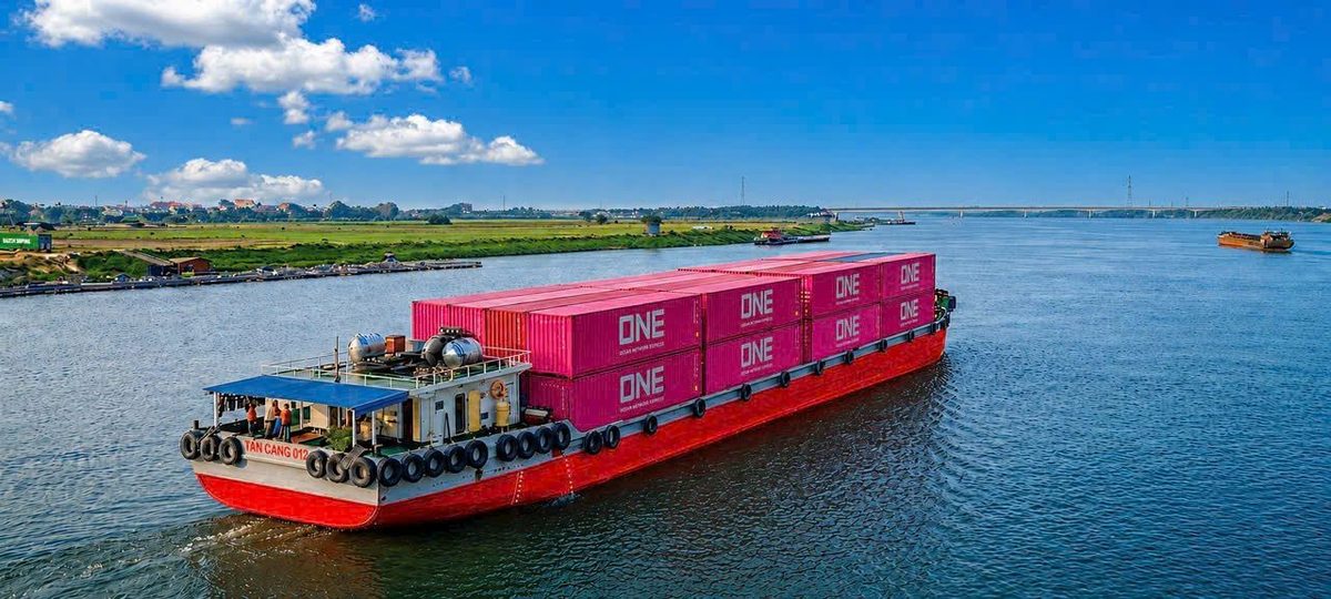Sà lan container Nam Dương trên tuyến sông miền Bắc