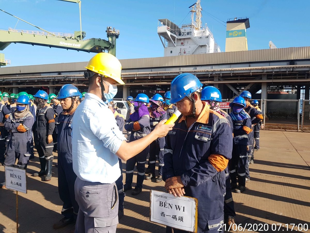 Phổ biến an toàn đầu ca cho công nhân tại cảng