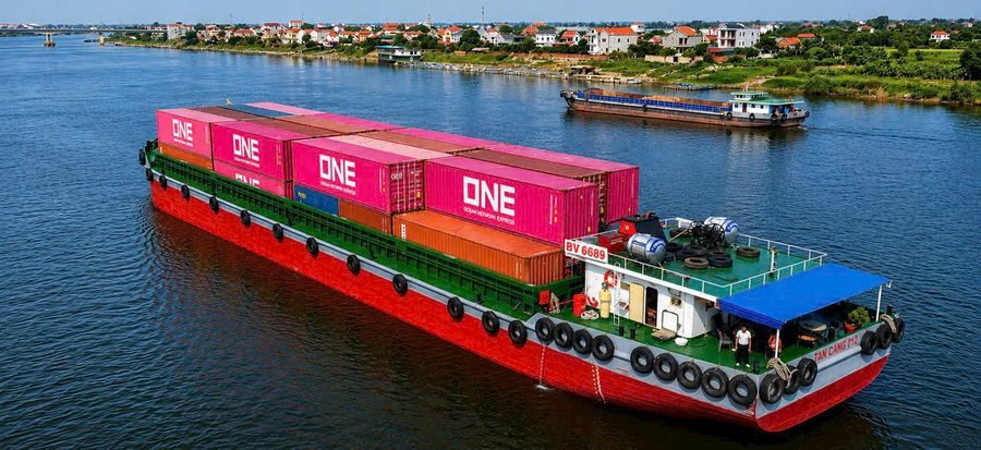 Container xếp trên sà lan tại bến thủy nội địa